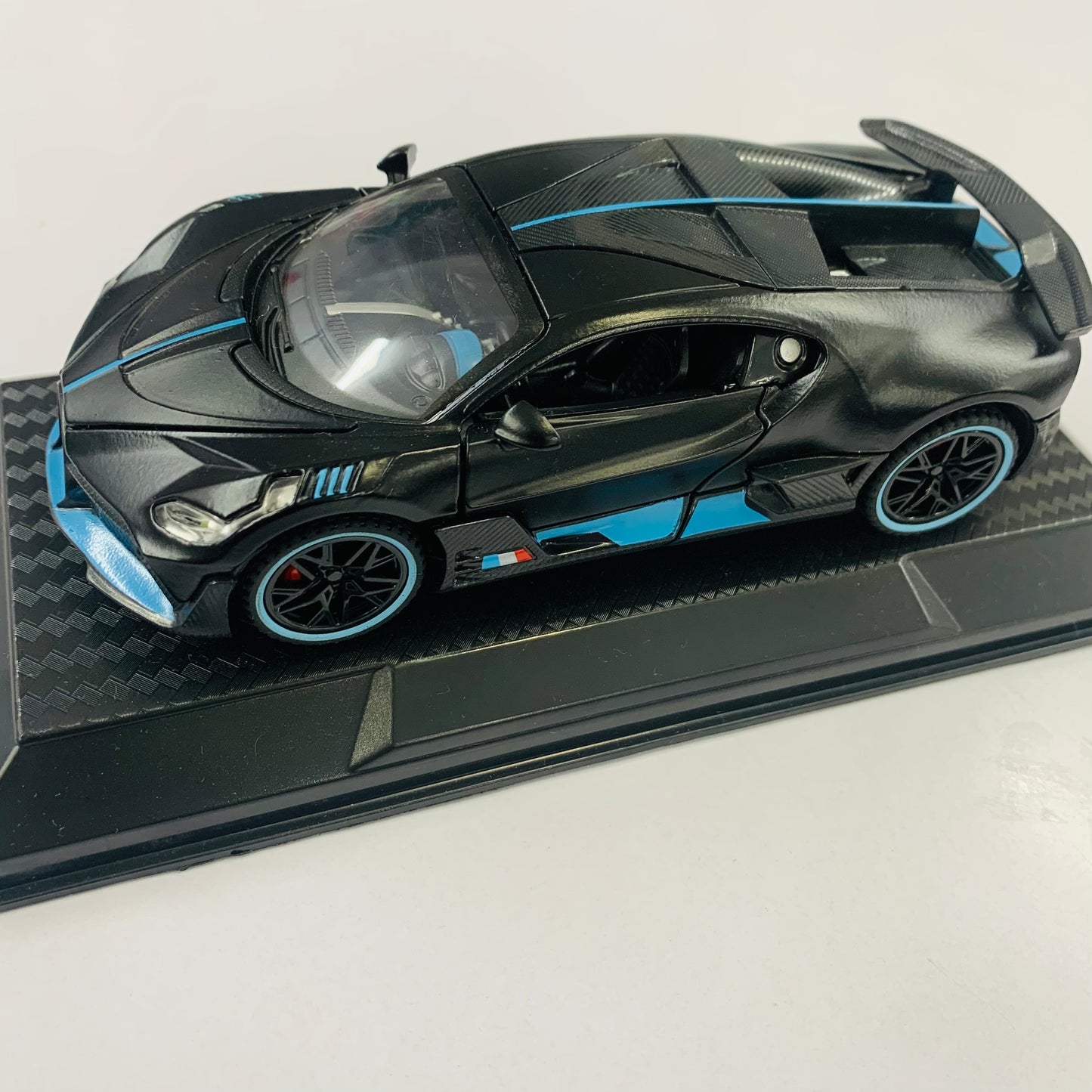 BUGATTI DIVO 1:32 DIE CAST