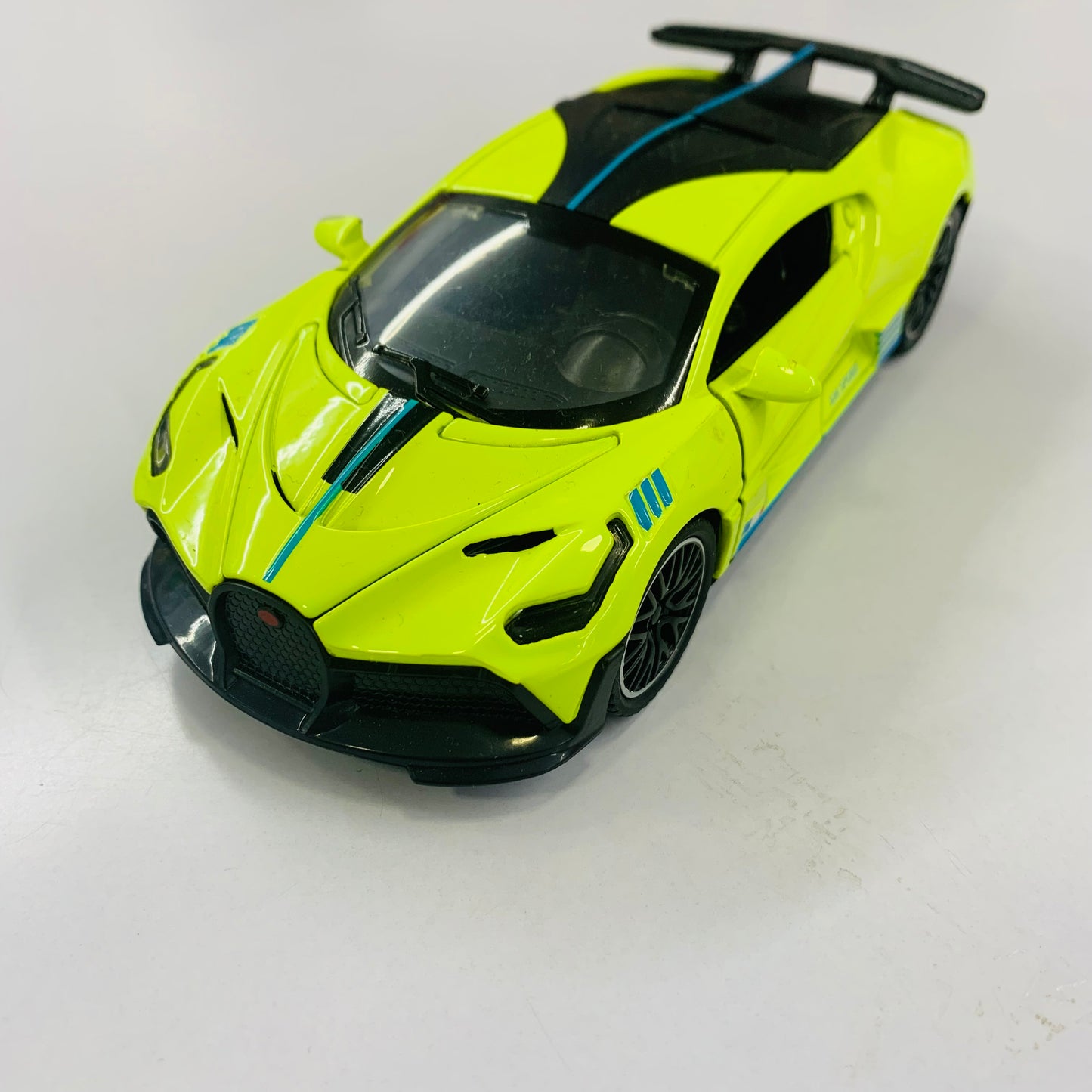 BUGATTI DIVO 1:32 DIE CAST